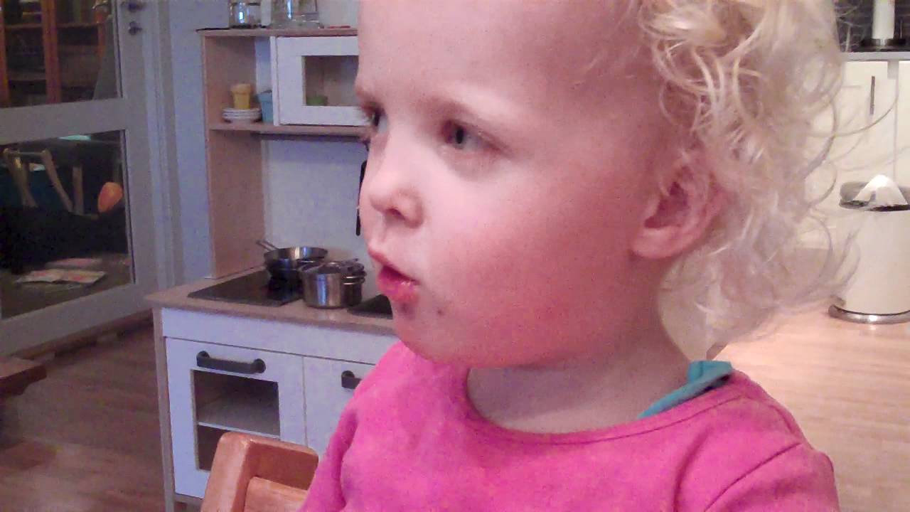Watch Hanna Malene synger Ole Brumm-sangen til mormor on YouTube Watch Hanna Malene synger Ole Brumm-sangen til mormor on YouTube