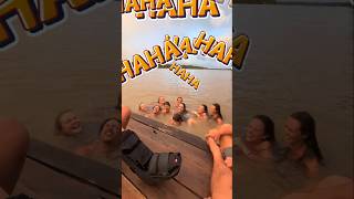 Kız Piranha Göletine Bira Döküyor