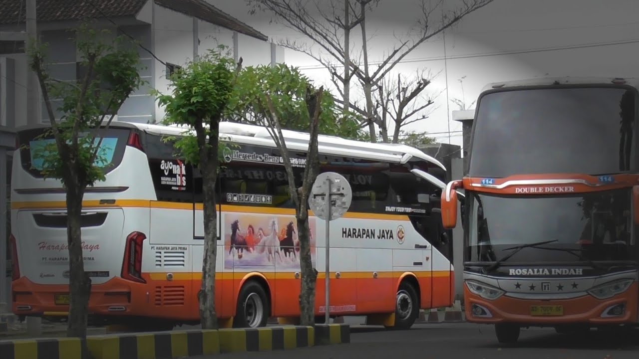TERMINAL GAYATRI TULUNGAGUNG: BUS AKAP PADA MAMPIR PADA JAM SIANG