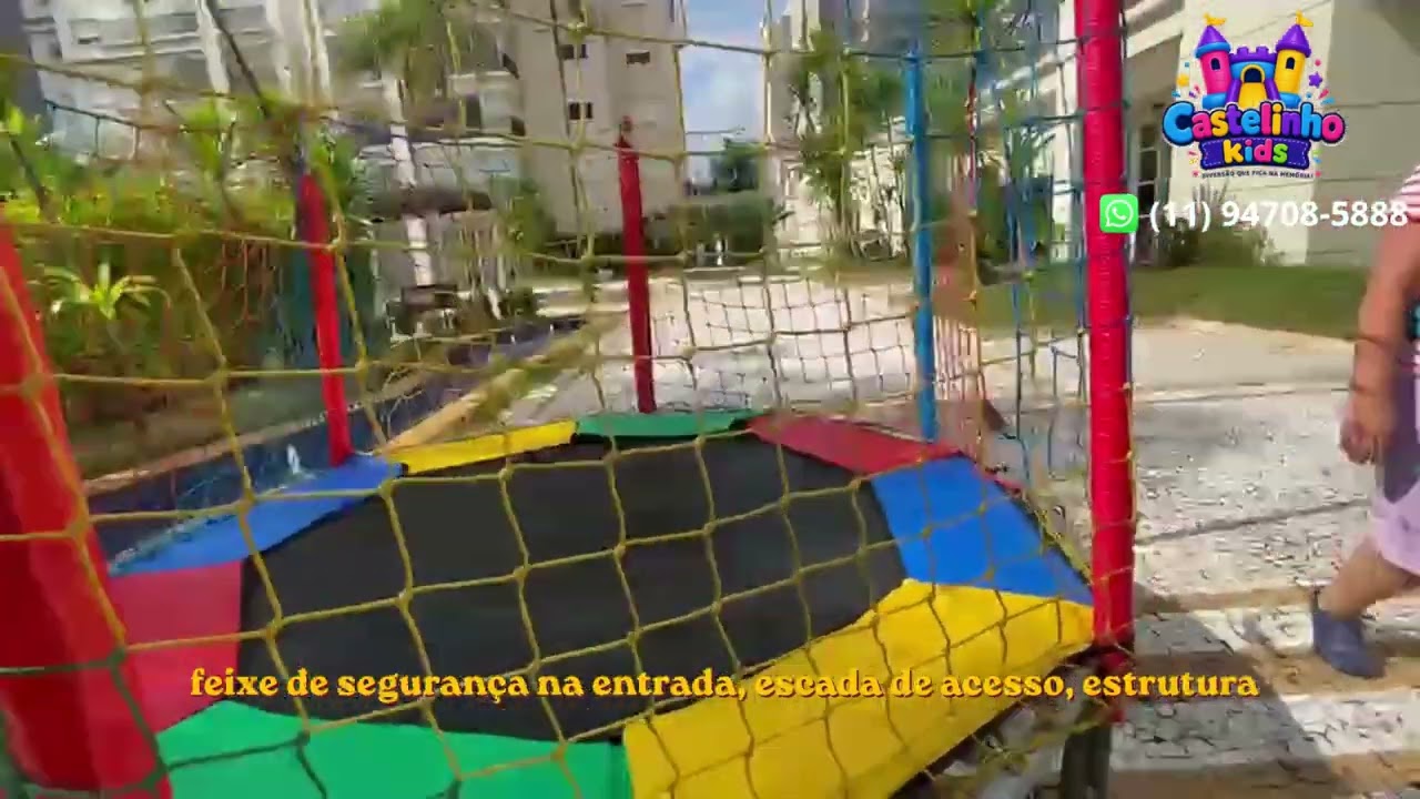 Cama elástica de 2,44 m, o tamanho do meio da linha, montada para uma festa