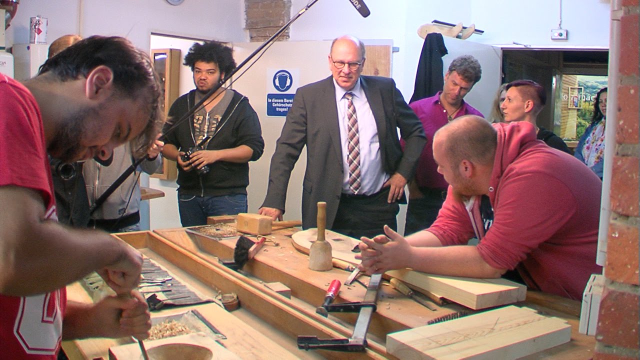Sozialminister Stefan Grüttner besucht BauHaus Werkstätten Wiesbaden - YouTube