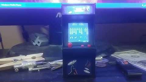Playing a tiny arcade (space invaders)