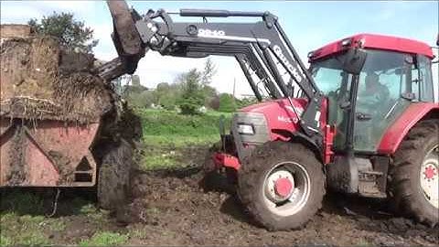 Muck spreading on the maize ground .Part 1 loading