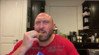 лысый мужик сидит и ест чипсы