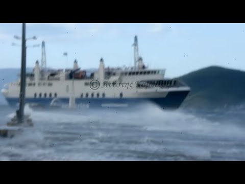 Το πλοίο της γραμμής για Αίγινα δίνει μάχη με τα κύματα επί μια ώρα για να δέσει στο Λιμάνι