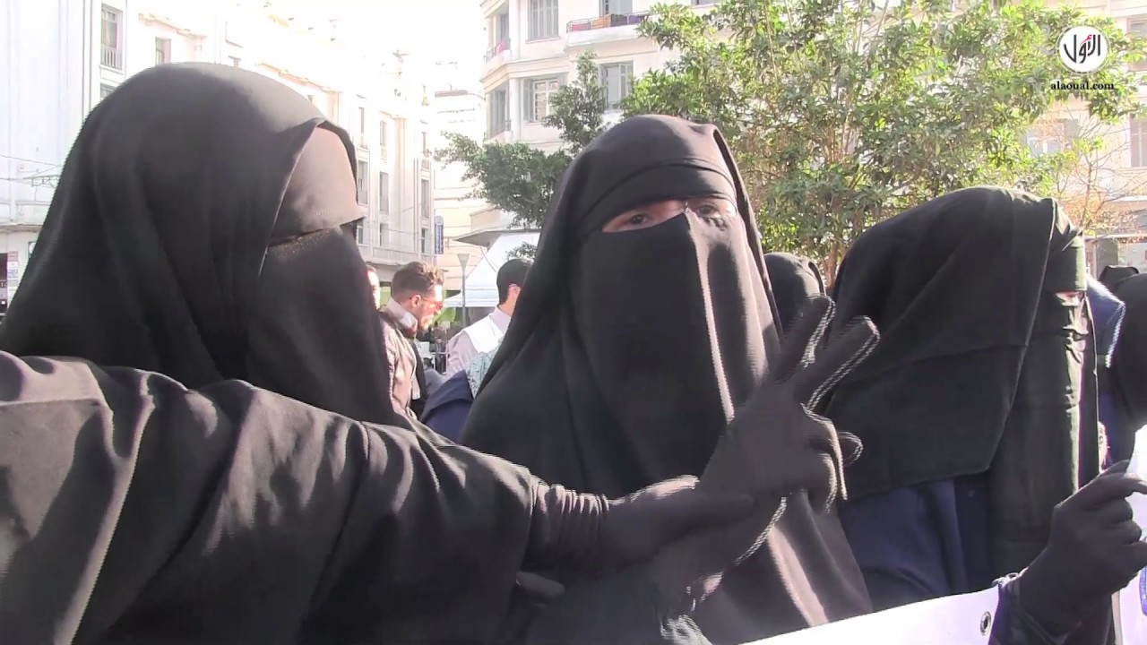 فيديو.. منقبة تصرخ: لن أنزع النقاب ولو فصلتم رأسي