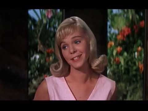 Jenny Maxwell spanked by Elvis - Blue Hawaii (1961)