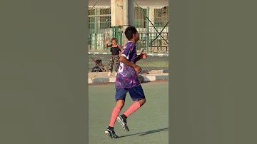 انظر ماذا فعلت البنت الصغيرة مع اخوها داخل الملعب 