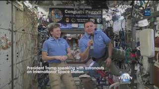 Le président Trump a eu un appel vidéo historique avec les astronautes de la Station spatiale int... screenshot 5