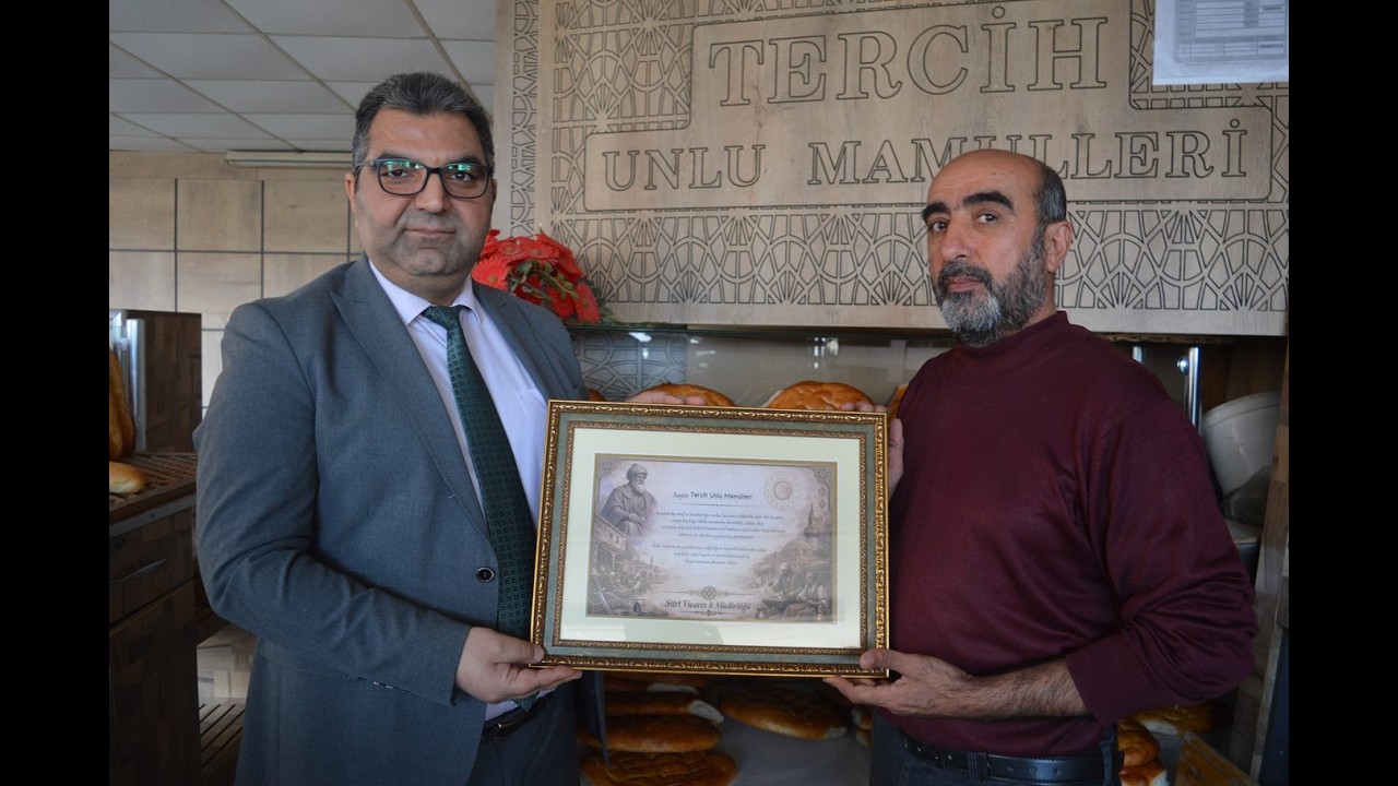 Ramazan’da ekmek fiyatını düşüren fırıncıya plaket