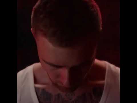 Егор крид вытирает слезы деньгами картинка