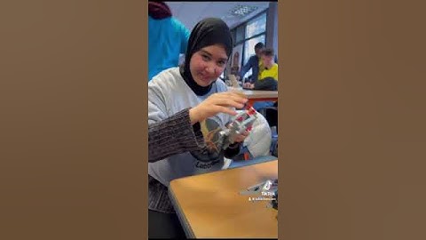 Des élèves ingénieurs de Polytech Angers avec leur robot Fablab