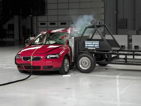 2005 Volvo S40 side IIHS crash test