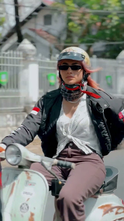 Sintya Marisca Naik Vespa SS90 Bareng Ravespa di Makassar