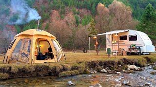 Buz Gibi Dere Kenarında Sıcacık Bir Çadır Ve Karavan Kampı