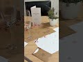 Jogo americano, Lágrimas de alegria e menu floral cerejeira branco e kraft pardo.