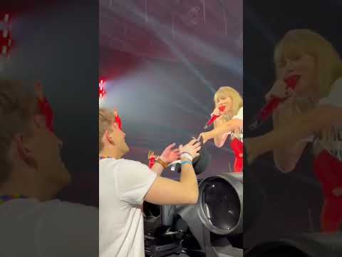 POV: Taylor Swift GIVES her hat to a fan