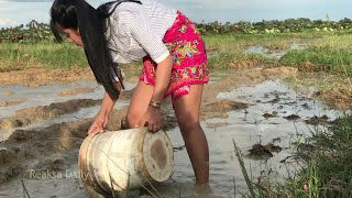 Beautiful Girl Fishing - Amazing Fishing at Battambang - How To catch fish by hand(60)