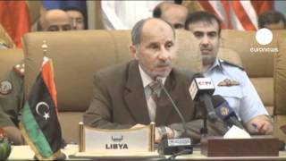 El líder de los rebeldes libios pide a la OTAN más...