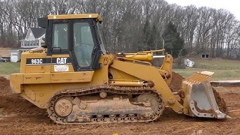CAT 963 C Start Up and Moving Dirt