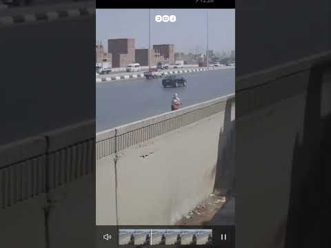 كاميرا مراقبة توثق لحظة سرقة حقيبة سيدة على يد شابين