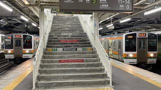 国鉄211系3000番台ﾀｶA56編成とA57編成、高崎駅5,6番線で並ぶ！連番での並びは珍しいね（2023.3.30.19:05）