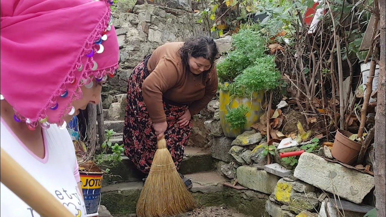 ÇİGDEMLE MERDİVENLERİ SÜPÜRDÜK SONRA KAHVE İÇTİK