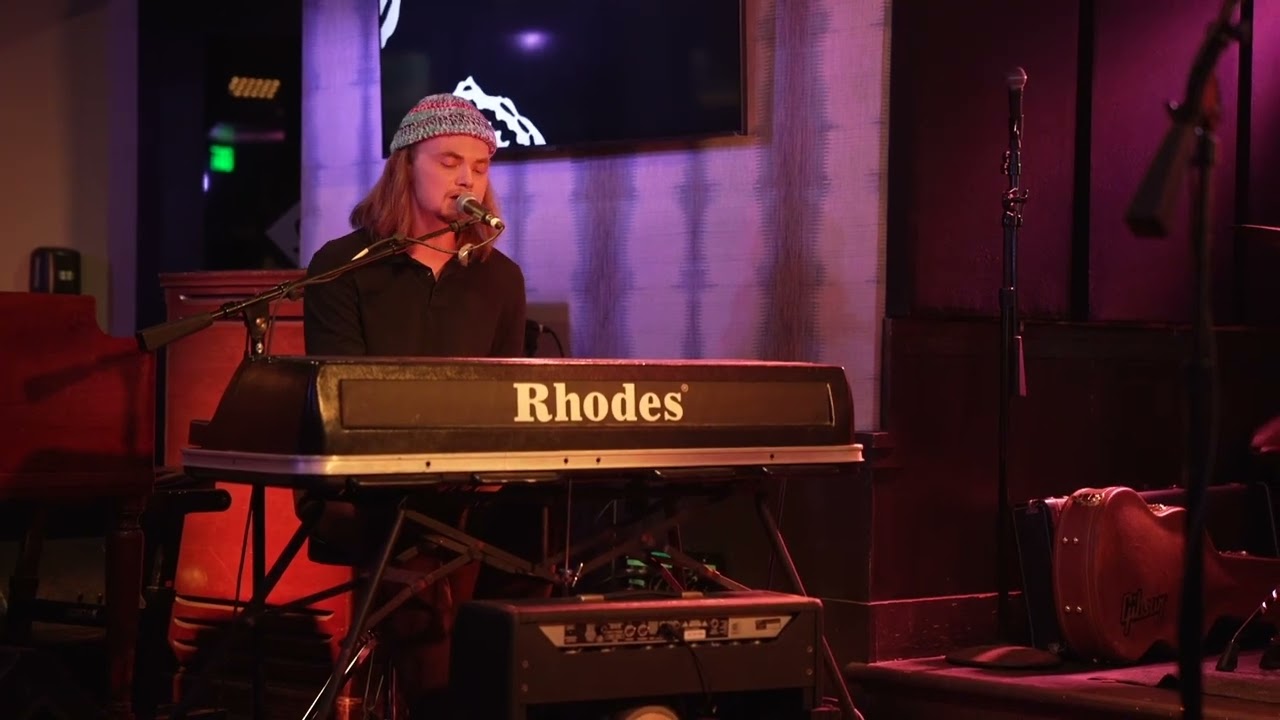 The Sunstroke Serenaders - Castles Made of Sand [Live at Skyloft] HD