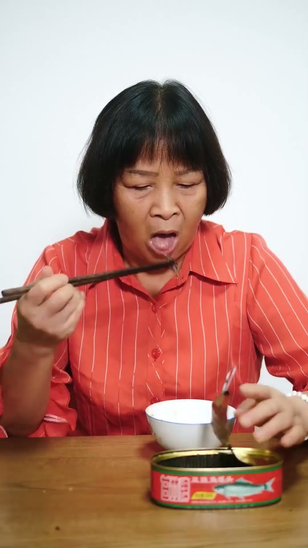 Why are you eating canned fish? You only deserve to eat rice with soy sauce! #shorts#guige
