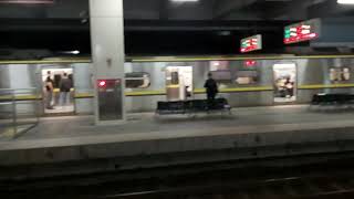 5586次經由海線開往七堵的E209單電頭+連假加班八節復興號，和1271次開往北湖的EMU890+EMU889二代微笑號區間車