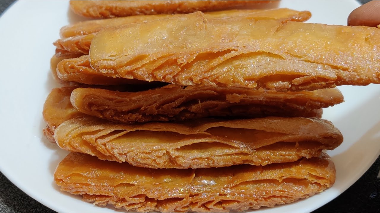 10 நிமிஷம் போதும் சட்டுனு ஜூஸியான இந்த ஸ்வீட்செஞ்சிடலாம்/Wheat flour crispy Madakku sweet recipe tam