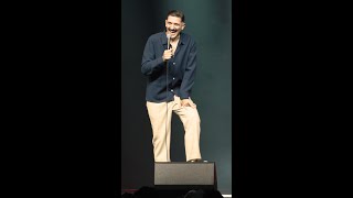 Andrew Schulz surveys the crowd on Kendrick vs. Drake at #NetflixIsAJokeFest