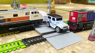 Download lagu Merangkai Kereta Api CC203 Perumka,CC201 Anjlok Di Palang Pintu Menabrak Mobil - Mainan Kereta Api