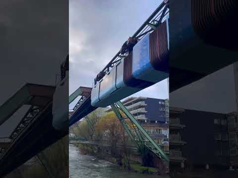 القطار المعلق في المانيا المانيا مدينة فبرايل Wuppertal