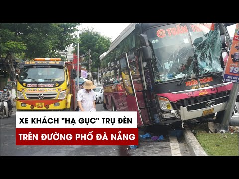 Video Xe khách đâm dải phân cách, 