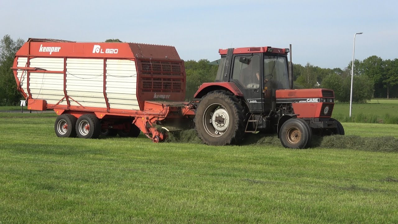 Gras oprapen met Case International 845 XL en Kemper RO-L 820 opraapwagen (2020)