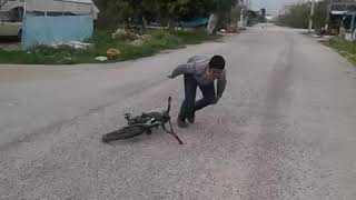 Bi̇si̇kletten Düşen Velet Resimi