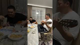 Gülpembe (Barış Manço) gitar ile