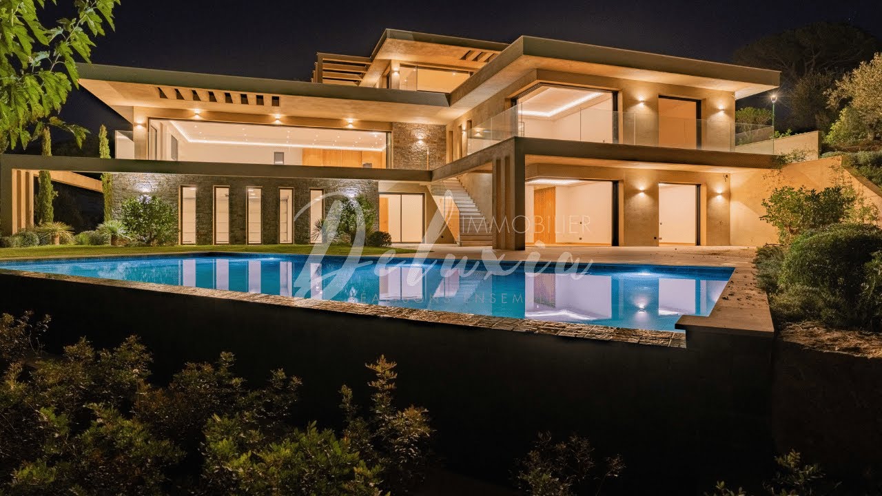 Sublime villa d'architecte avec piscine à débordement et vue mer sur le Golfe de Saint-Tropez.