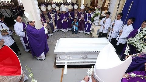 Nghi thức tại phận mộ Đức cha Giuse Vũ Duy Thống