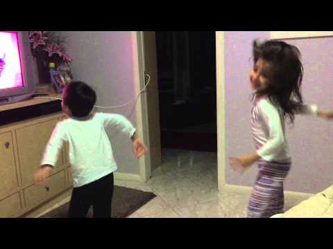Vinícius e Victória dançando a música do Carrocel - 5 anos.