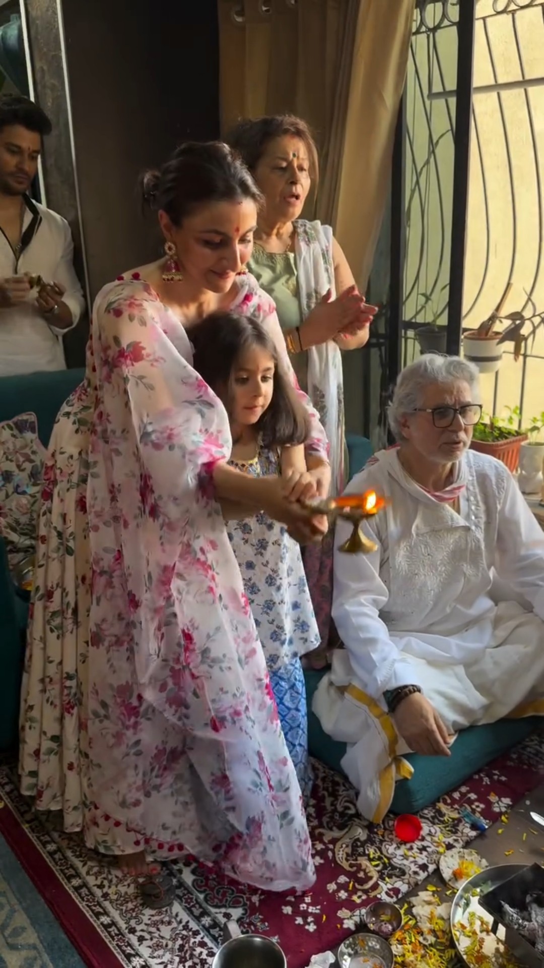 Soha Ali Khan-Kunal Kemmu performs Mahashivratri puja at their residence with family ? #shorts