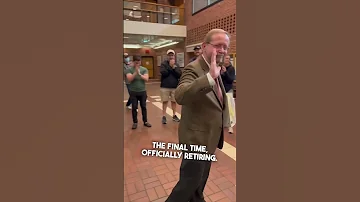 College Professor Gets A Standing Ovation On His Last Day Of Teaching 