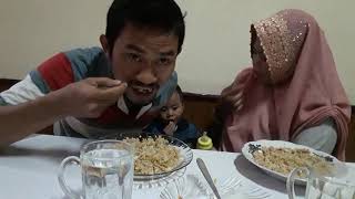 Menikmati Makan Nasi Goŕeng Enak Sekali