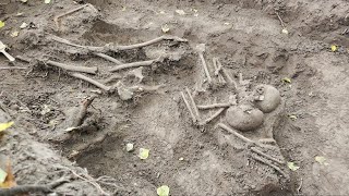 В объятиях смерти .  Подъем двух погибших красноармейцев.