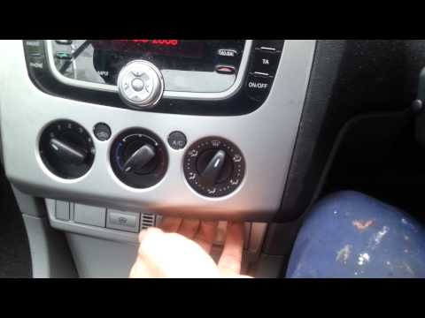 Video: Kā izņemt radio no 2003. gada Ford Focus?