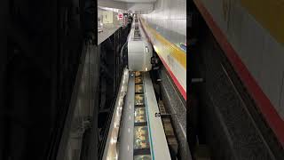 ダイヤ乱れの影響で新大阪駅で287系くろしお号と並ぶ287系らくラクやまと号入線