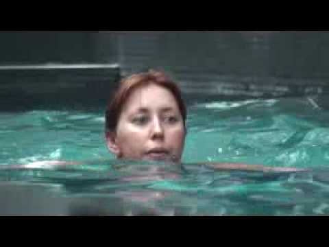 Lisa Lewis goes in the pool for a dip!