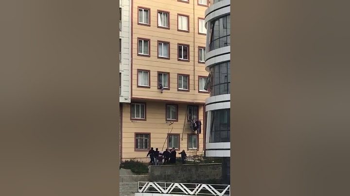 Pencereden düşen çocuğu sokaktan geçenler kurtardı