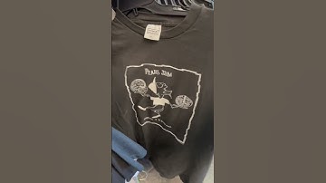 You never find these anymore at thrift stores!!! #thrifted #fashion #vintage #bandtee #shorts